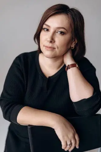 Друзья, привет! Давайте знакомиться.
Пришло время рассказать, кто я, о чём этот подкаст и какие люди здесь собираются.
Меня зовут Анна Шелковская | Сетка — социальная сеть от hh.ru