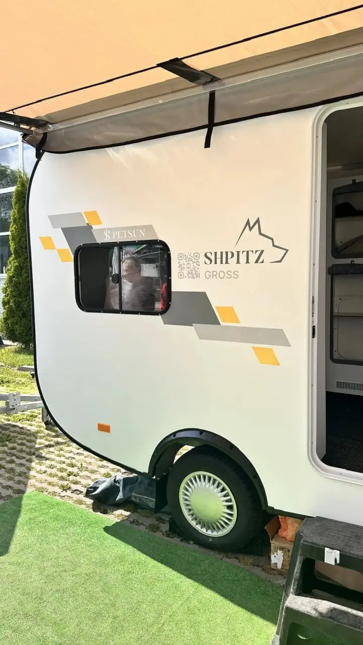 На выходных в Коломне прошел Caravanex — крупнейший фестиваль автотуризма и караванинга 🚐
Ии, там были кемперы с графикой, которую я разрабатывала для PETSUN!
Очень приятно наблюдать, как проект выход... | Сетка — социальная сеть от hh.ru