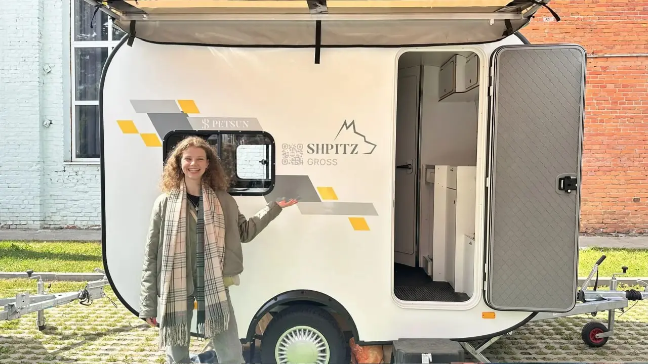 На выходных в Коломне прошел Caravanex — крупнейший фестиваль автотуризма и караванинга 🚐
Ии, там были кемперы с графикой, которую я разрабатывала для PETSUN!
Очень приятно наблюдать, как проект выход... | Сетка — социальная сеть от hh.ru