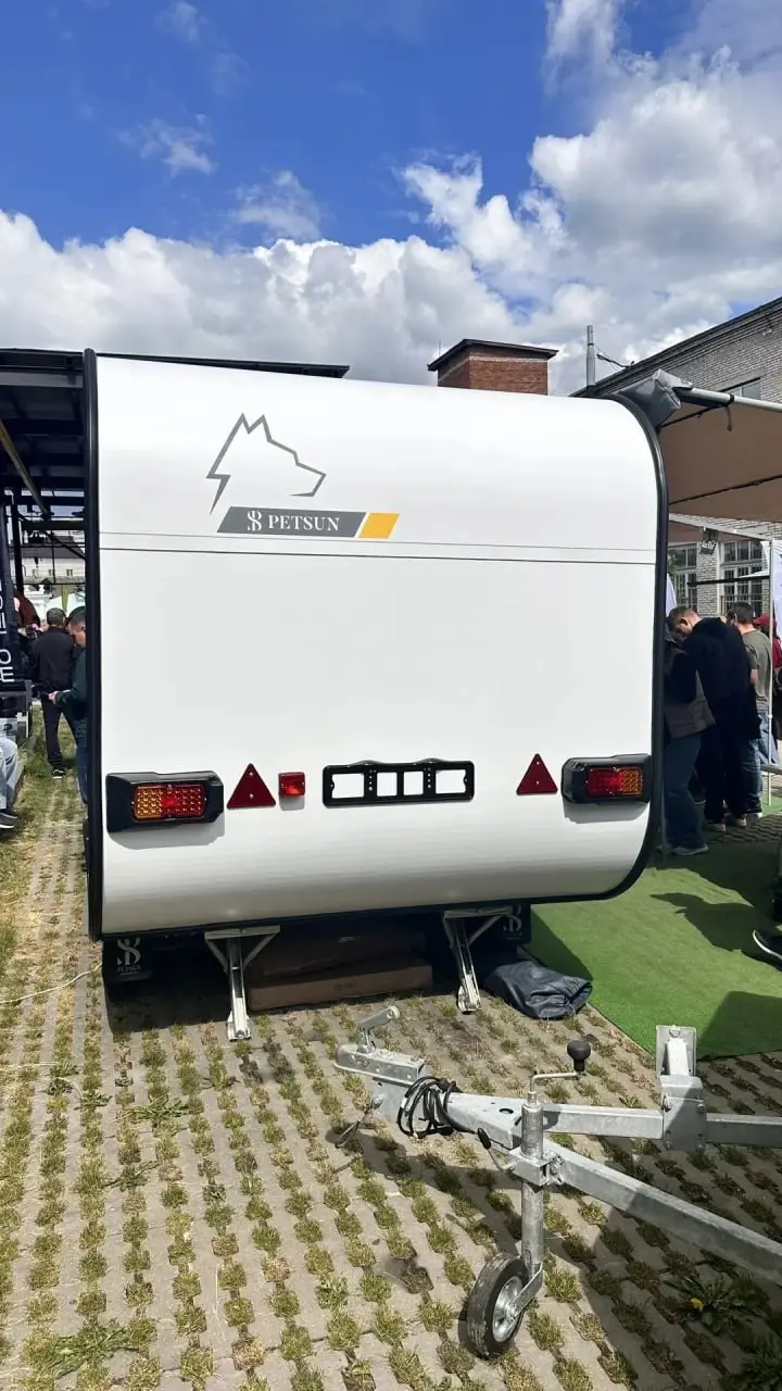 На выходных в Коломне прошел Caravanex — крупнейший фестиваль автотуризма и караванинга 🚐
Ии, там были кемперы с графикой, которую я разрабатывала для PETSUN!
Очень приятно наблюдать, как проект выход... | Сетка — социальная сеть от hh.ru