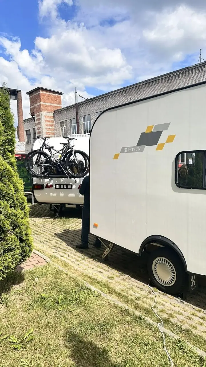 На выходных в Коломне прошел Caravanex — крупнейший фестиваль автотуризма и караванинга 🚐
Ии, там были кемперы с графикой, которую я разрабатывала для PETSUN!
Очень приятно наблюдать, как проект выход... | Сетка — социальная сеть от hh.ru