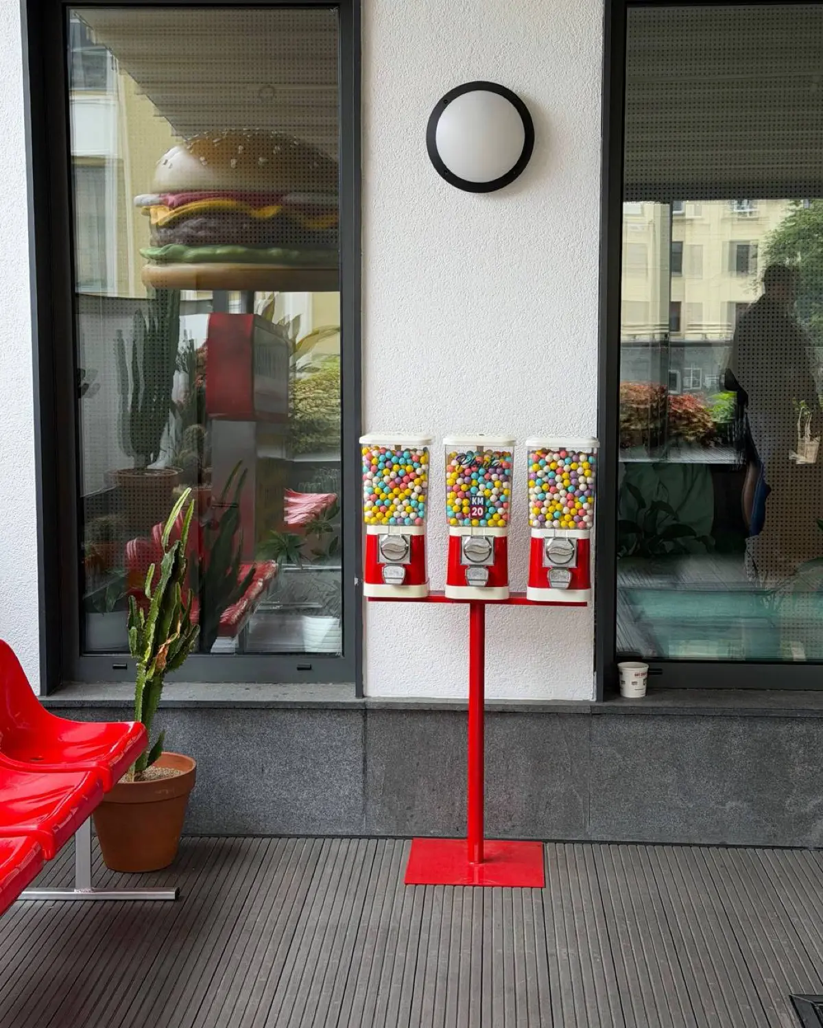 Planta Rosa x KM20 food
В честь запуска фаст-фуд меню и совместной коллабы, коллеги устроили бранч в американском стиле. Не знаю, влияние ли это погоды, но мне тааак хочется эти бургеры и милкшейк 🥺 | Сетка — социальная сеть от hh.ru