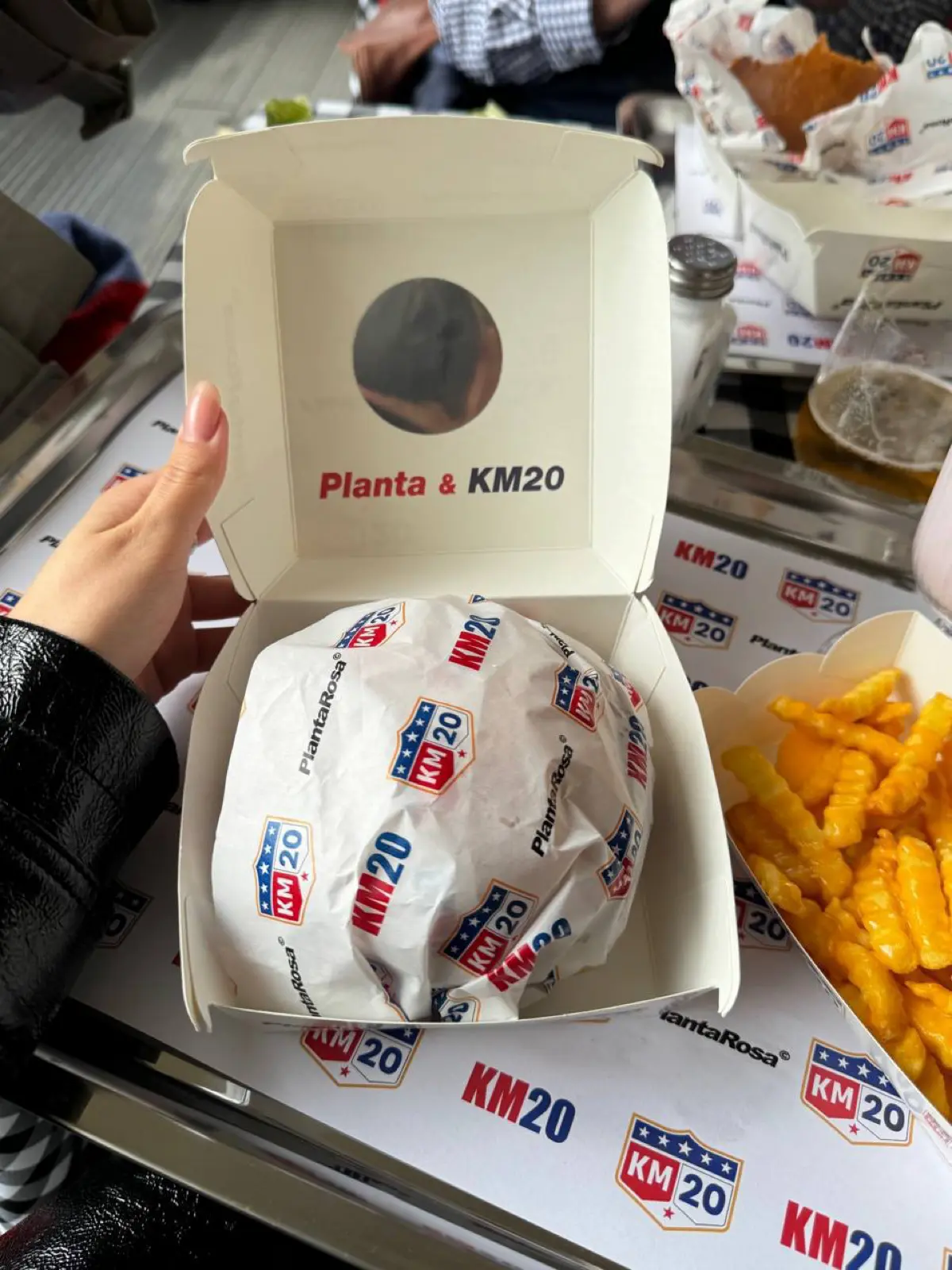 Planta Rosa x KM20 food
В честь запуска фаст-фуд меню и совместной коллабы, коллеги устроили бранч в американском стиле. Не знаю, влияние ли это погоды, но мне тааак хочется эти бургеры и милкшейк 🥺 | Сетка — социальная сеть от hh.ru