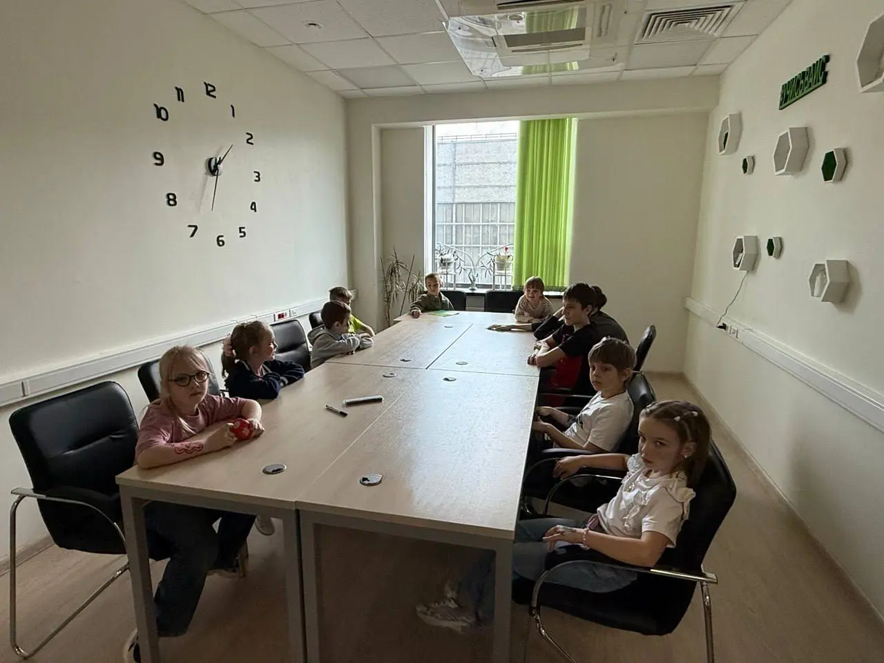 🎈 В Академии Информационных Систем отметили День защиты детей!
1 июня в нашем офисе прошёл настоящий праздник для детей сотрудников | Сетка — социальная сеть от hh.ru