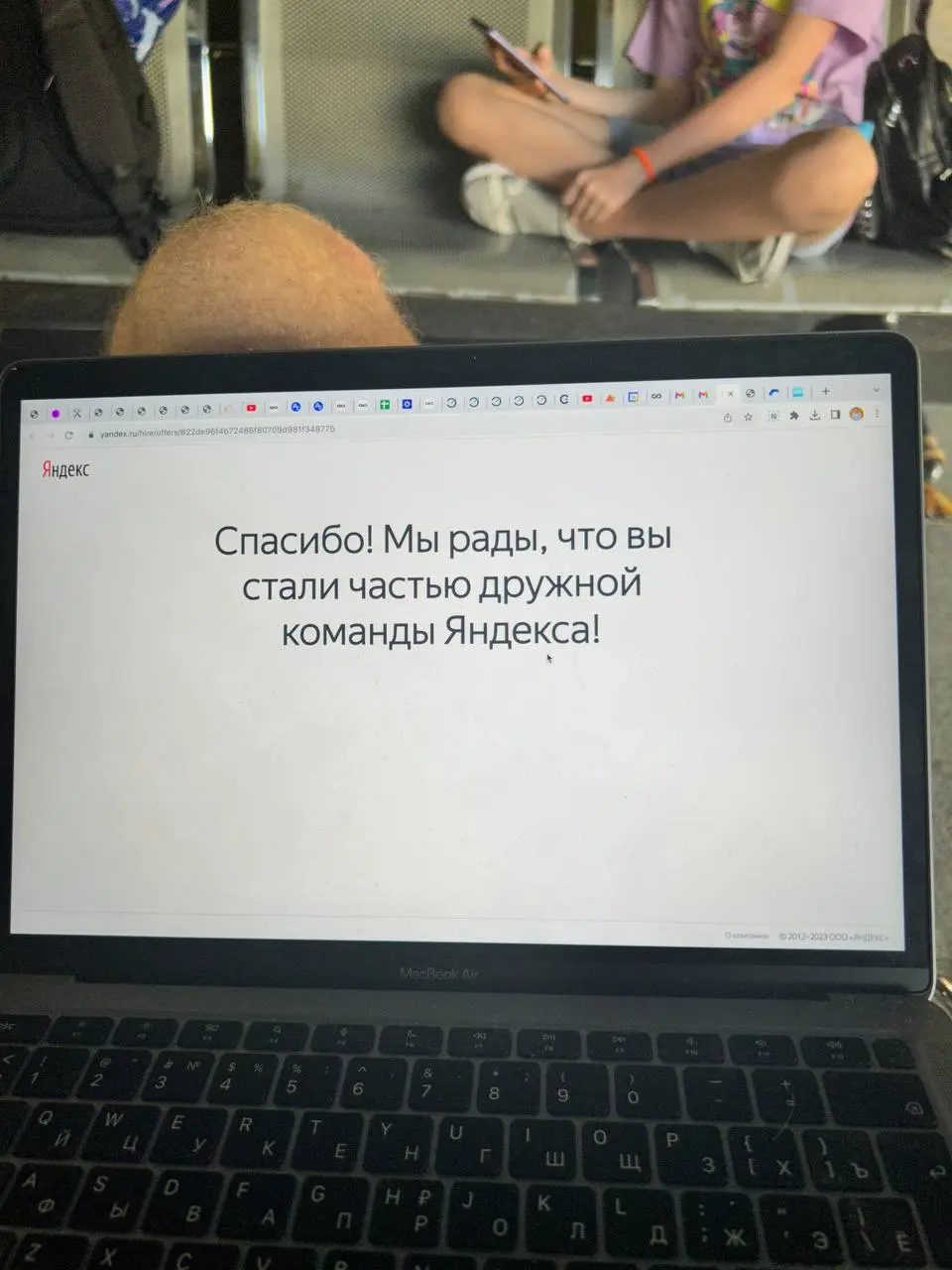 11 августа 2023 года я получил оффер в Т-Банк. А 16 августа 2023 года я получил оффер в Яндекс (Авто.ру)
Завтра выхожу в офис Т-Банка. От судьбы, конечно, не уйдешь. Но были же пути и попроще, Т? 😇
🛞🚘 | Сетка — социальная сеть от hh.ru