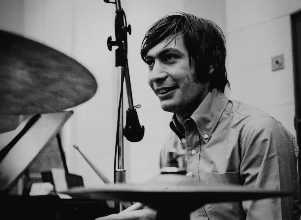 2 июня 1941 года родился Чарли Уоттс 🥁♊✨
Легендарный барабанщик The Rolling Stones, чей безупречный свинг и элегантность за барабанами определяли звучание группы с 1963 по 2021 год 🎸🎵 | Сетка — социальная сеть от hh.ru