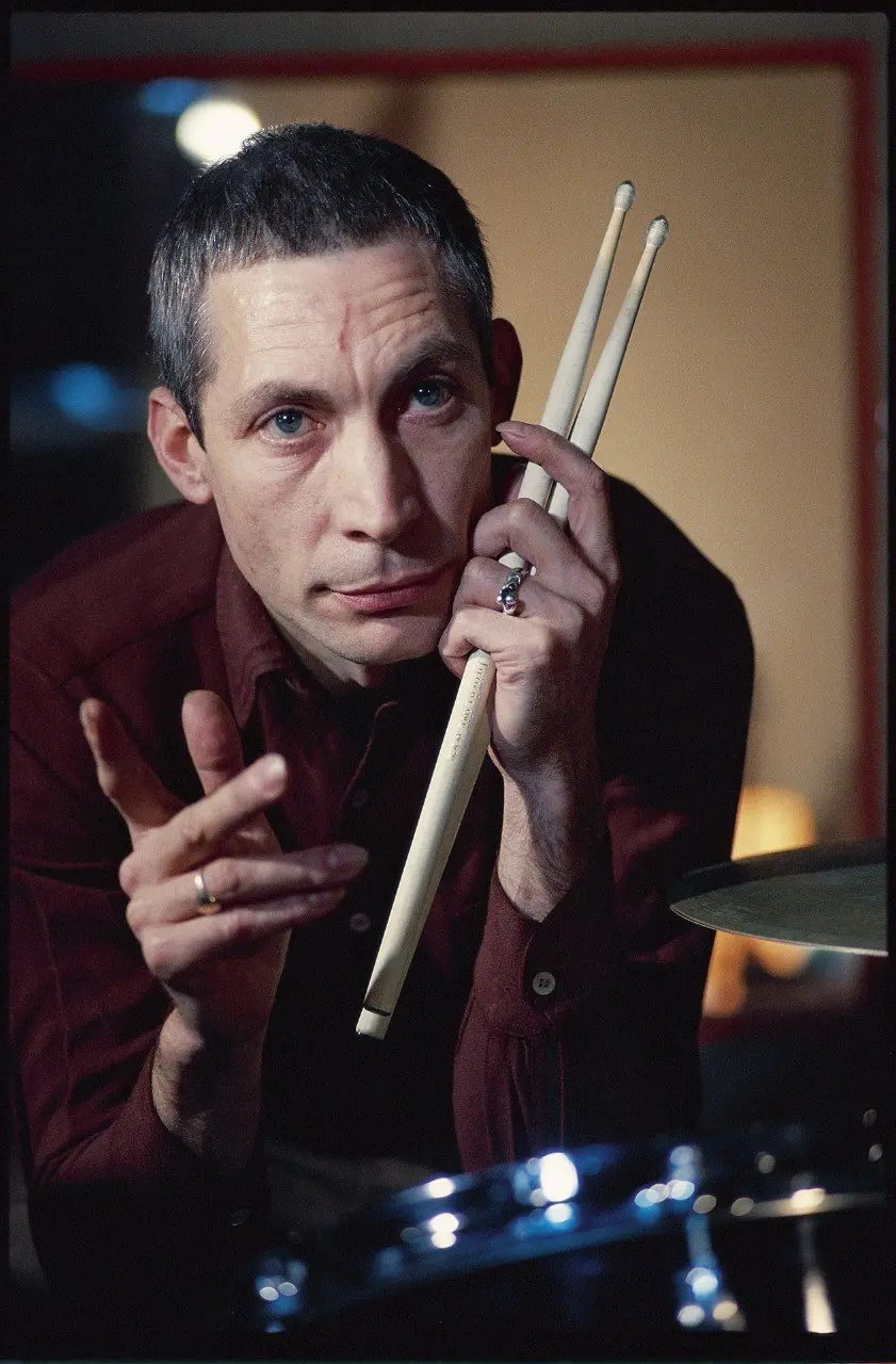 2 июня 1941 года родился Чарли Уоттс 🥁♊✨
Легендарный барабанщик The Rolling Stones, чей безупречный свинг и элегантность за барабанами определяли звучание группы с 1963 по 2021 год 🎸🎵 | Сетка — социальная сеть от hh.ru