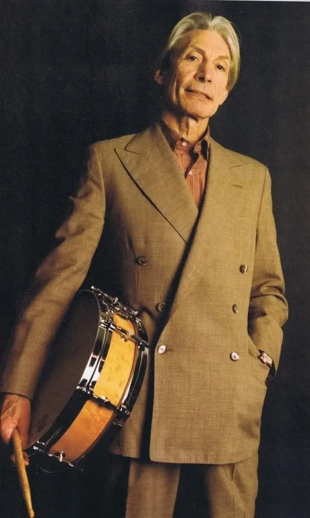 2 июня 1941 года родился Чарли Уоттс 🥁♊✨
Легендарный барабанщик The Rolling Stones, чей безупречный свинг и элегантность за барабанами определяли звучание группы с 1963 по 2021 год 🎸🎵 | Сетка — социальная сеть от hh.ru