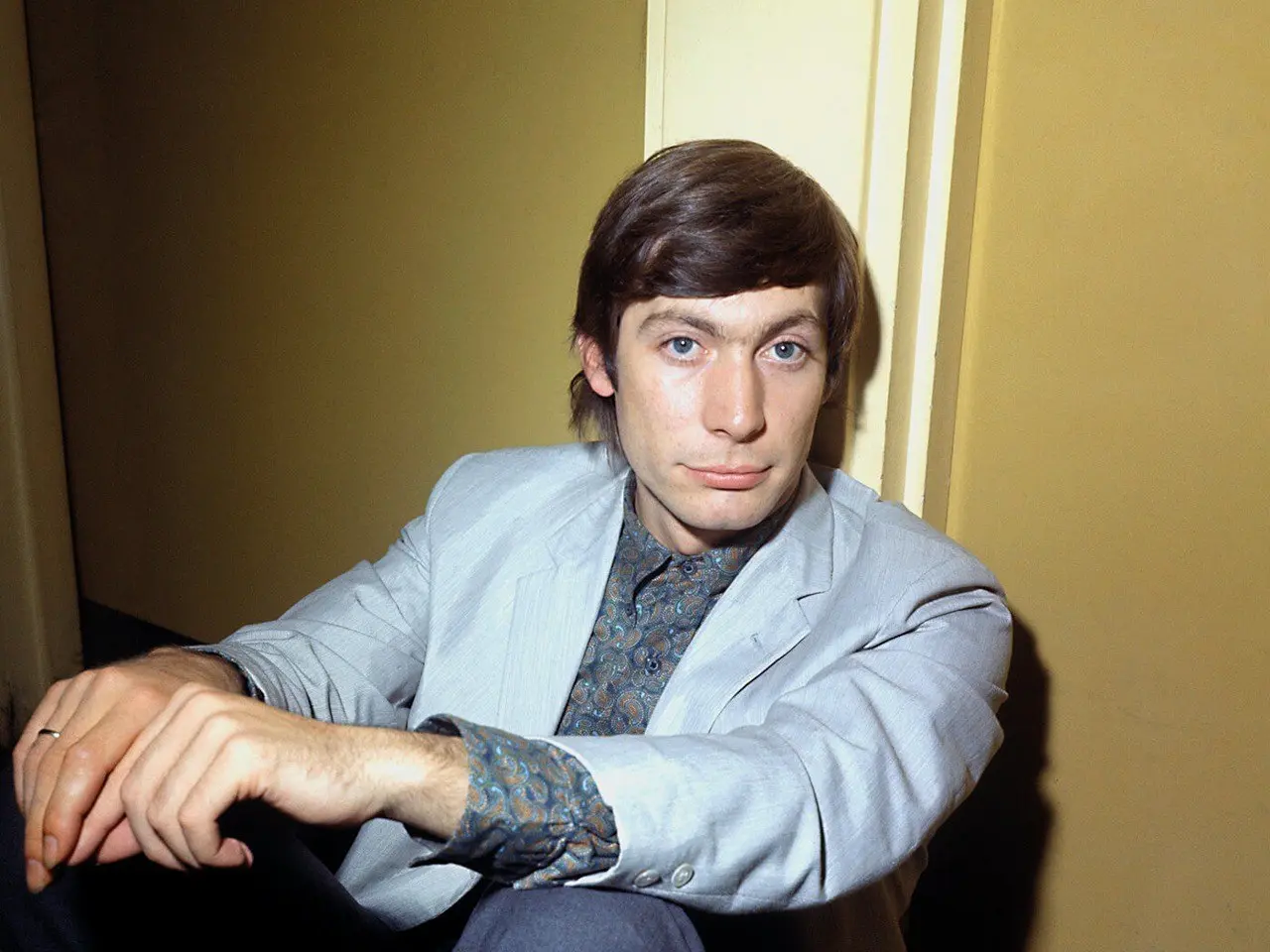 2 июня 1941 года родился Чарли Уоттс 🥁♊✨
Легендарный барабанщик The Rolling Stones, чей безупречный свинг и элегантность за барабанами определяли звучание группы с 1963 по 2021 год 🎸🎵 | Сетка — социальная сеть от hh.ru
