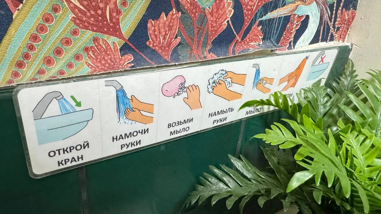 В выходные были в Краснодаре, заехали в кафе, которое позиционирует себя как инклюзивное.
Это редкая для России инициатива, и я ехала с интересом | Сетка — социальная сеть от hh.ru