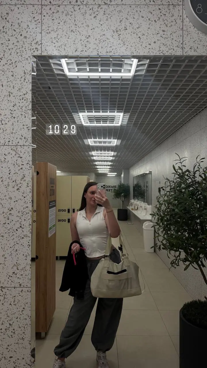 В зеркале отражение девушки, которая пытается дружить с дисциплиной. Пока она меня бесит, но мы ходим в один зал🙈 | Сетка — социальная сеть от hh.ru