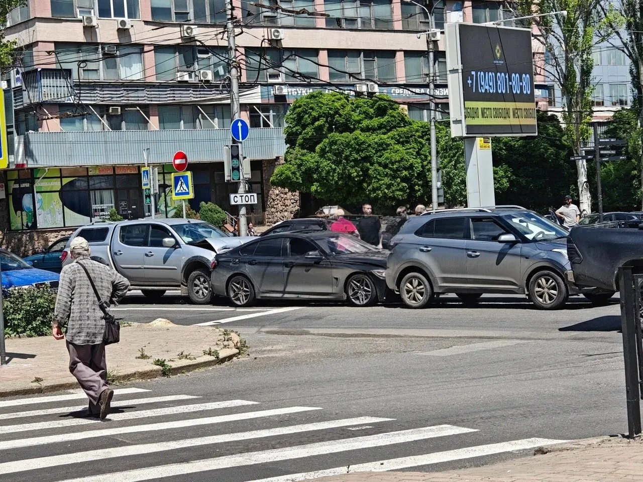ДТП с участием трёх автомобилей на ул. Артёма | Сетка — социальная сеть от hh.ru
