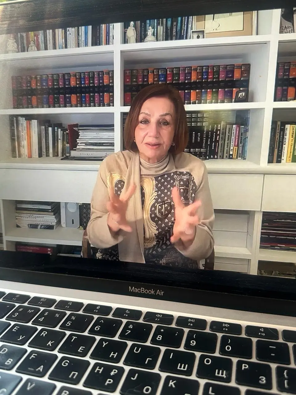 Вчера во ВШЭ для нашей магистрской программы провела мастер-класс Марина Мелия.
Ее книги появились у меня еще задолго до программы | Сетка — социальная сеть от hh.ru
