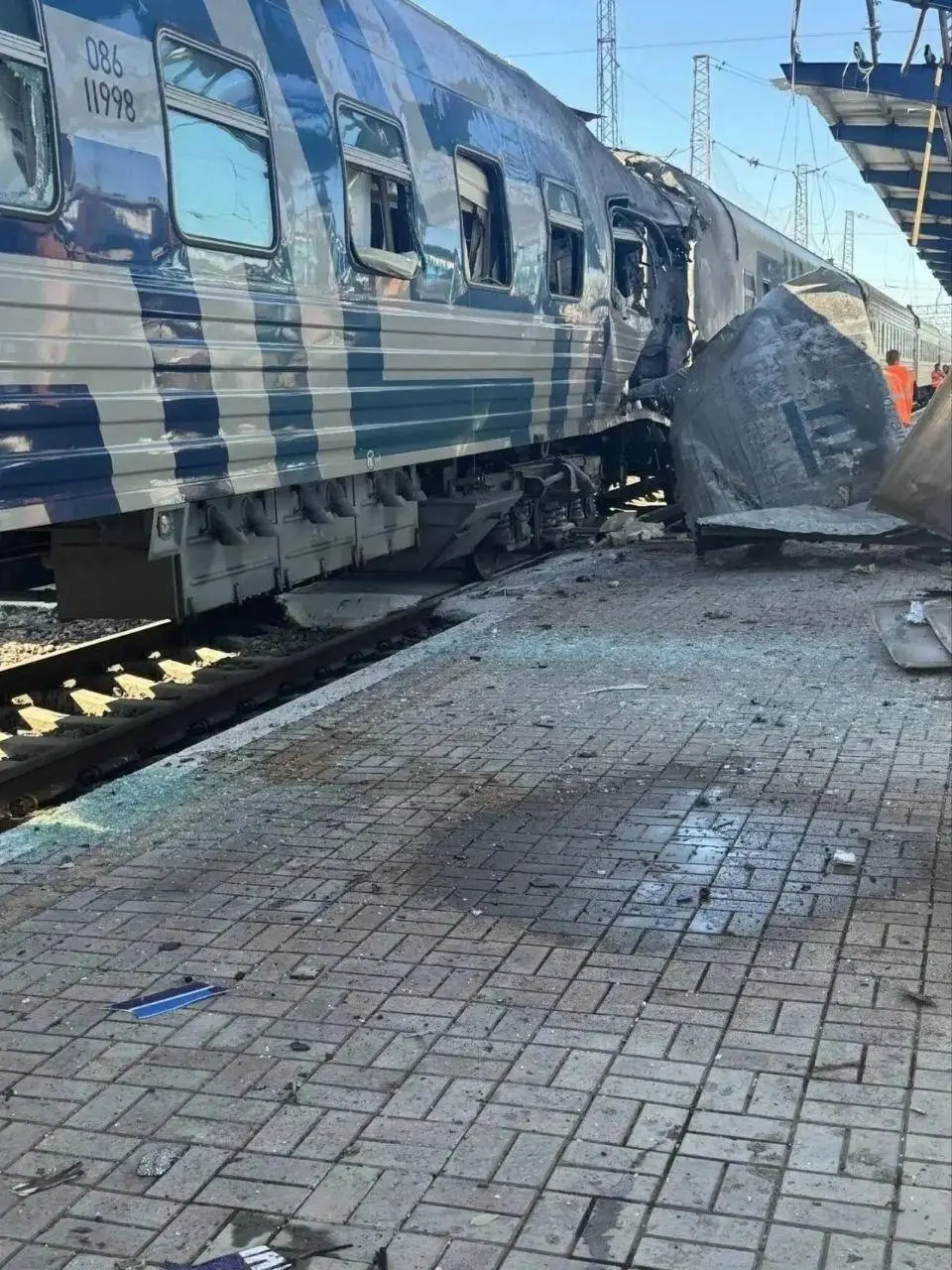 Последствия удара БПЛА по междугородней электричке на ж/д вокзале в Джанкое в Крыиу | Сетка — социальная сеть от hh.ru