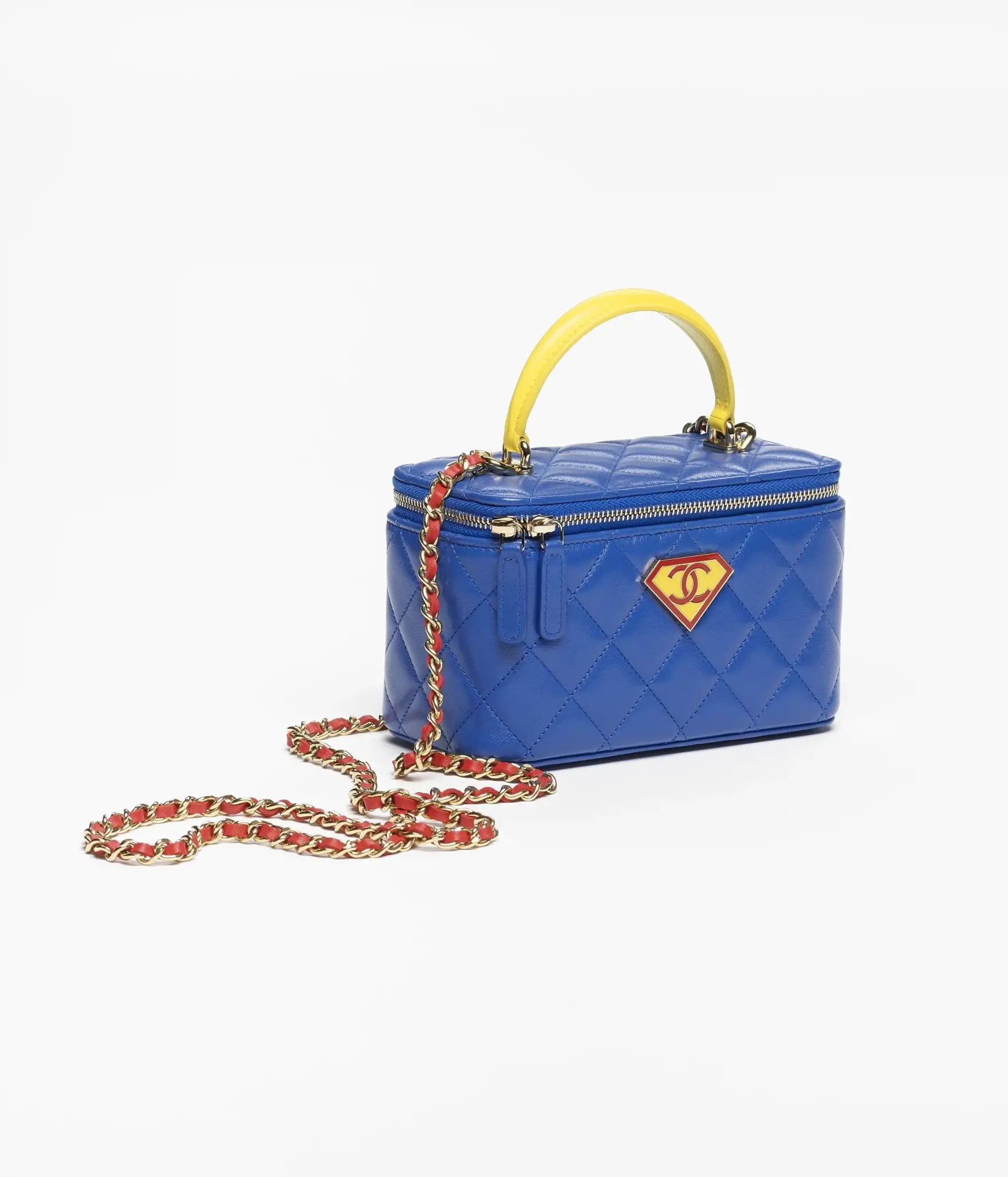 Вот уж правда неожиданная коллаборация — модный дом Chanel объединился с Суперменом. В рамках нового дропа можно купить костюм, галстук и свитер в стиле Супермена и Супервумен | Сетка — социальная сеть от hh.ru