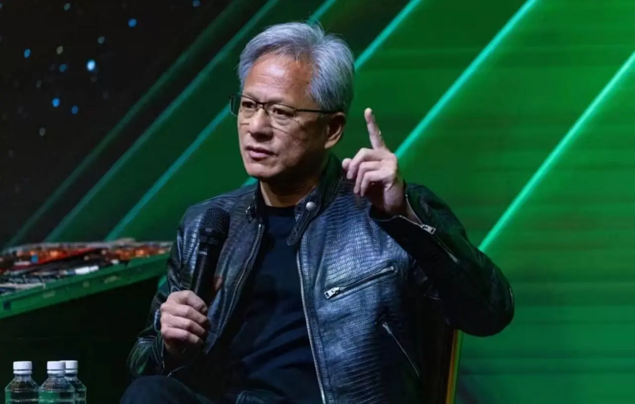 🤖 Глава NVIDIA против паникёров: «Страхи об ИИ и сокращениях — полная чушь»
Дженсен Хуанг раскритиковал руководителей, которые списывают увольнения на развитие ИИ, назвав это «слишком ленивым оправдан... | Сетка — социальная сеть от hh.ru