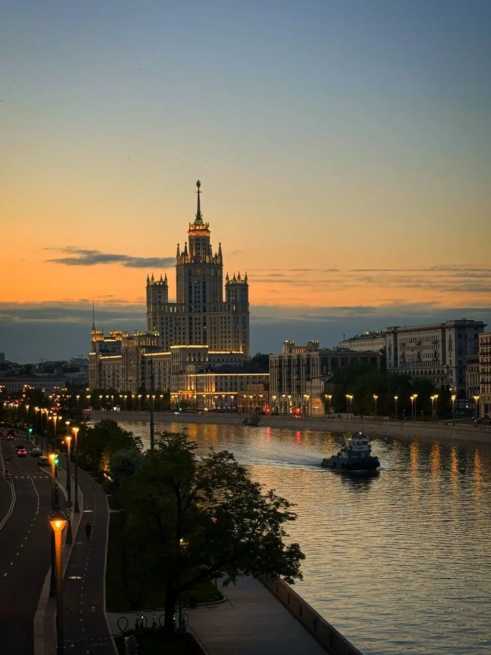 🌇 Москва просыпается.
А вместе с ней и мы.
Хорошей среды, друзья | Сетка — социальная сеть от hh.ru