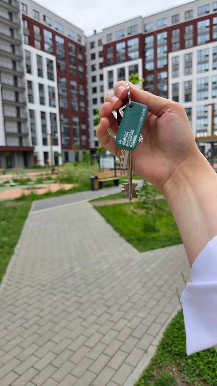 Эти эмоции просто невозможно передать словами! До мурашек… 🥹🗝✨
Вчера был особенный день — мы с моими клиентами официально приняли их собственную квартиру!
Мы выбрали классную квартиру в Янино в уже сд... | Сетка — социальная сеть от hh.ru