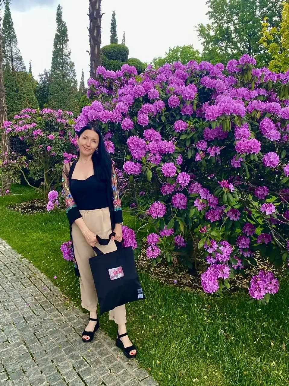 Друзья, привет!🩷
Давно не виделись ✨💫🫶🏻
Хочу представить Вашему вниманию первую партию шопперов с моими авторскими термо-наклейками🖼️ Это суперэссклюзив для тех, кто ценит авторство и стиль🤍🖤 Цена на ... | Сетка — социальная сеть от hh.ru