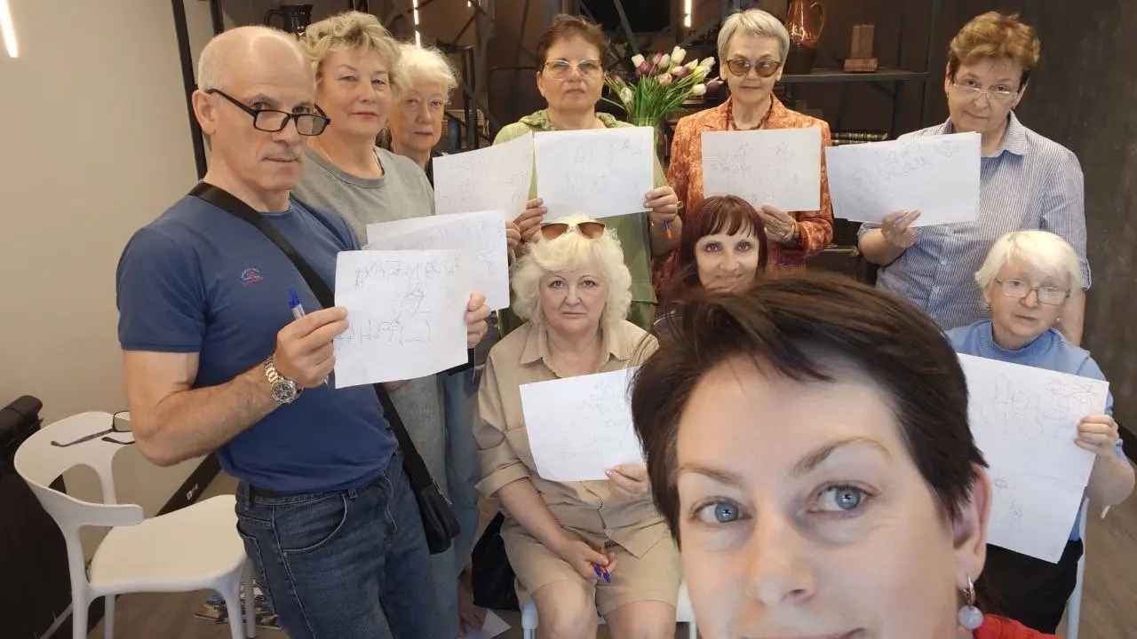 Эту неделю мы пишем ногами.
Для здоровых людей это очень полезная техника | Сетка — социальная сеть от hh.ru