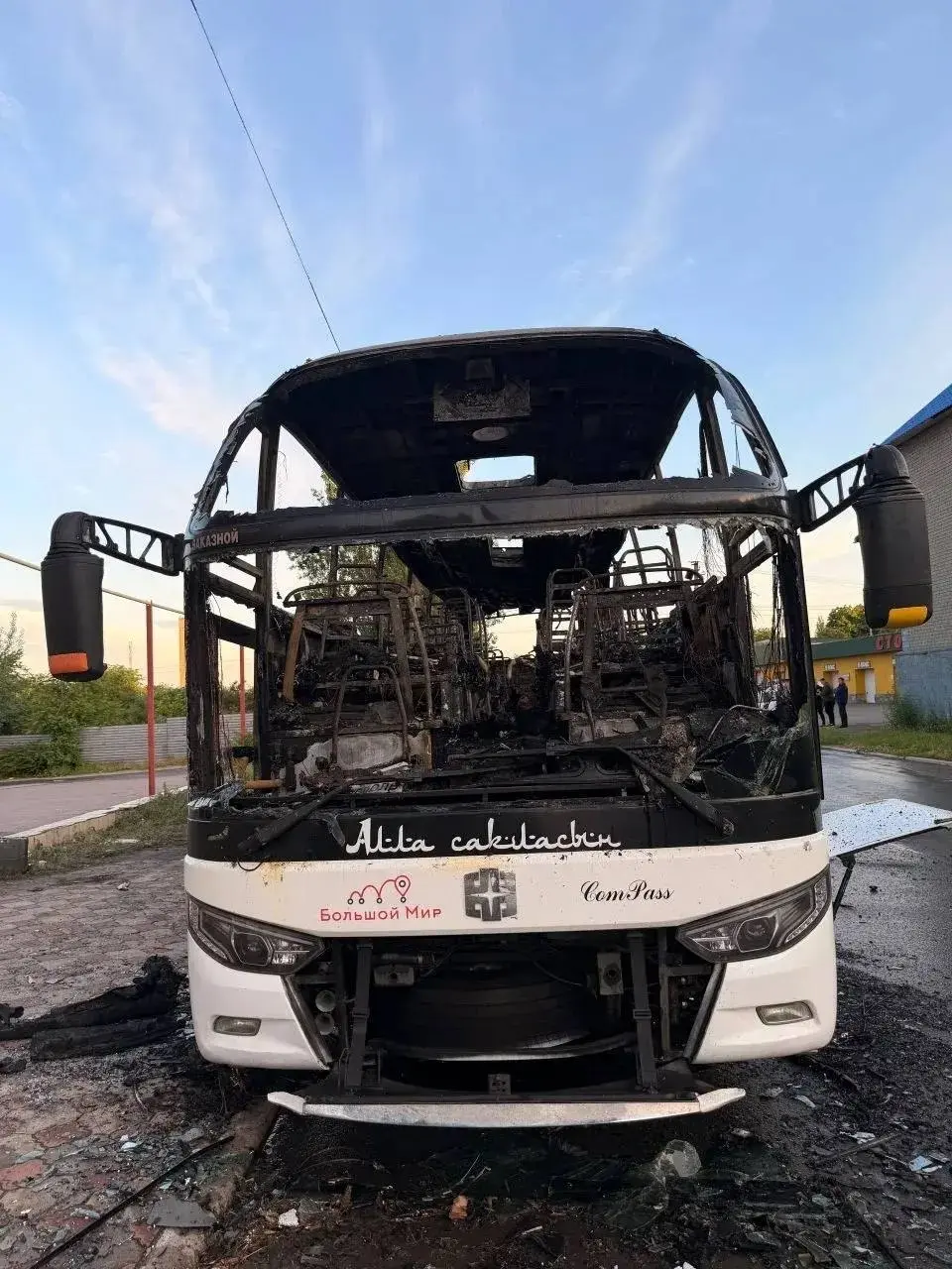 Фото последствий прилета по автобусу в Енакиево | Сетка — социальная сеть от hh.ru