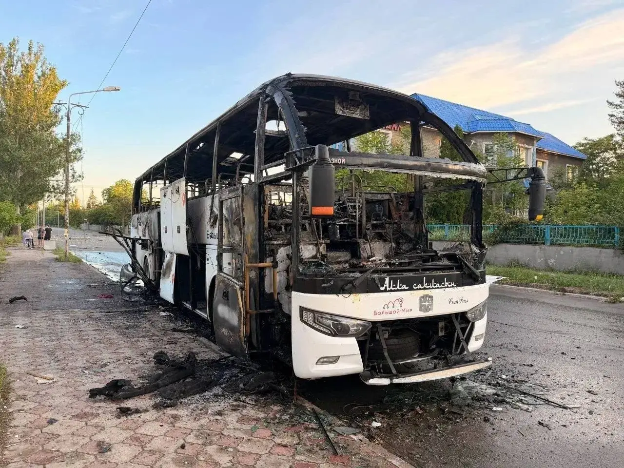Фото последствий прилета по автобусу в Енакиево | Сетка — социальная сеть от hh.ru