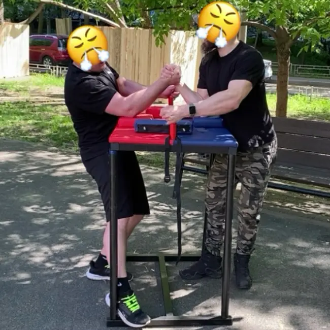 Это мы в мае боролись.⁣⁣⠀
Сегодня попробуем вечером к лесу выбраться.⁣⁣⠀
#армрестлинг #чертаново #сборы #тренировки #набормассы⁣⁣⠀
⁣⁣⠀ | Сетка — социальная сеть от hh.ru