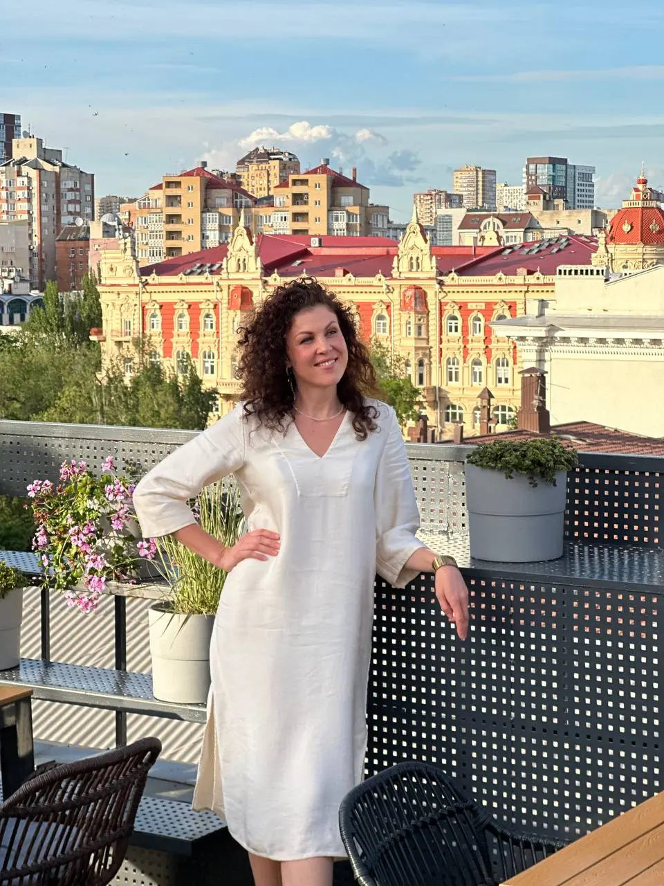 ⚡️ Как вырасти в масштабе, не превращаясь в «мужика в юбке»?
В бизнесе нас часто учат лидерству через жесткость и контроль.
Но когда женщина надевает «мужскую» модель, она становится «мужиком в юбке» | Сетка — социальная сеть от hh.ru