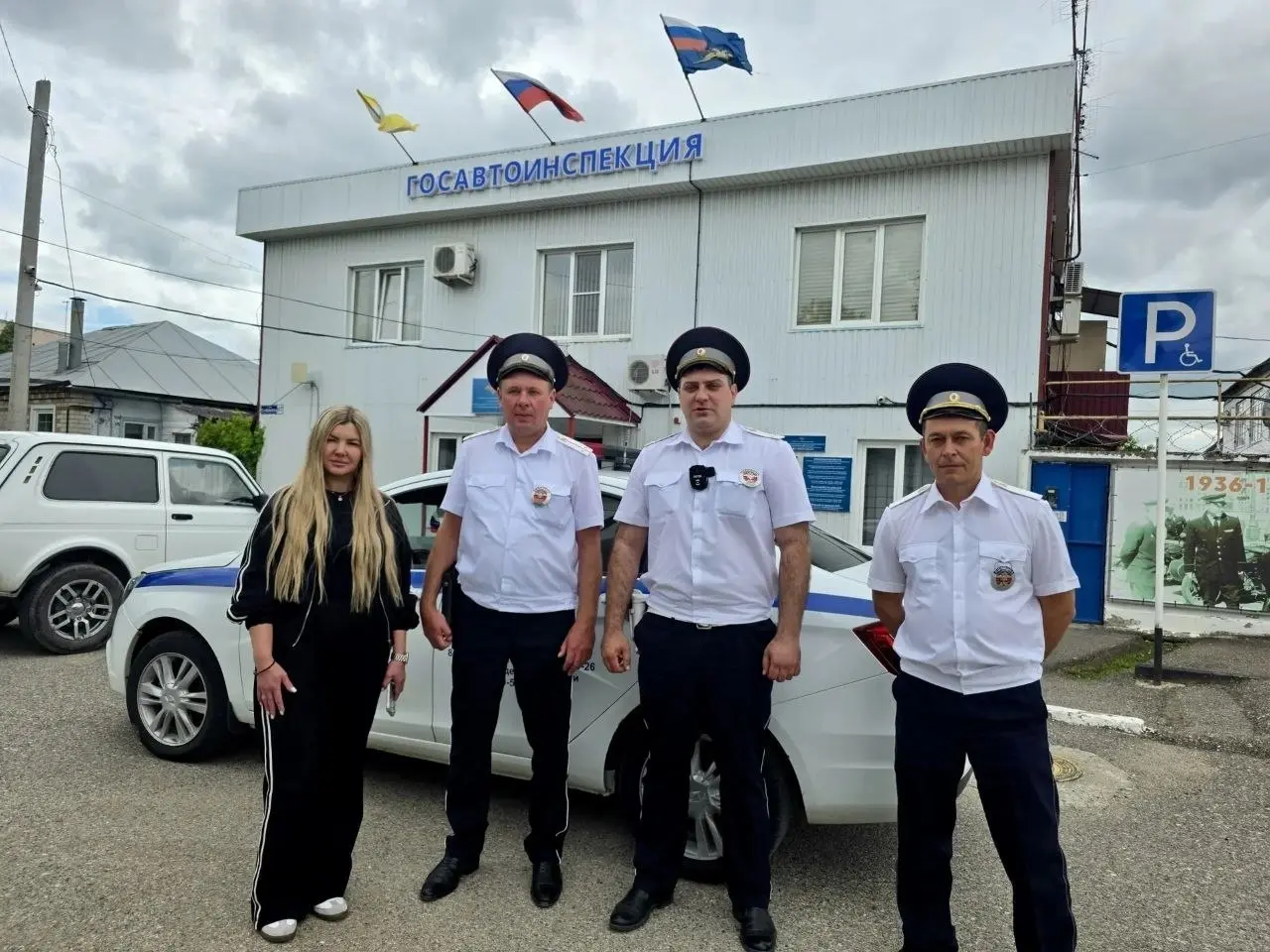 🤝 В Георгиевском округе автоинспекторы помогли девушке, чья машина увязла в грязи после дождя
Полицейские Алексей Асташов, Рачик Оганесян и Александр Попович использовали буксировочный трос, чтобы выт... | Сетка — социальная сеть от hh.ru