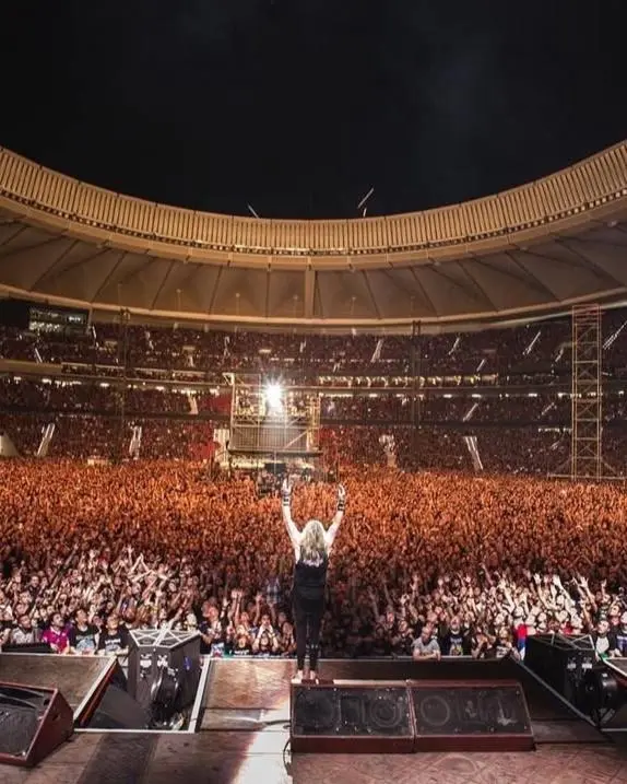 Ровно 74 года назад родился Нико Макбрэйн — живая легенда и пульс Iron Maiden! 🎸🔥
Секрет его культового звучания кроется в анатомии: будучи левшой, Нико играет на праворукой установке | Сетка — социальная сеть от hh.ru