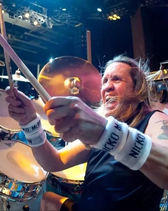 Ровно 74 года назад родился Нико Макбрэйн — живая легенда и пульс Iron Maiden! 🎸🔥
Секрет его культового звучания кроется в анатомии: будучи левшой, Нико играет на праворукой установке | Сетка — социальная сеть от hh.ru