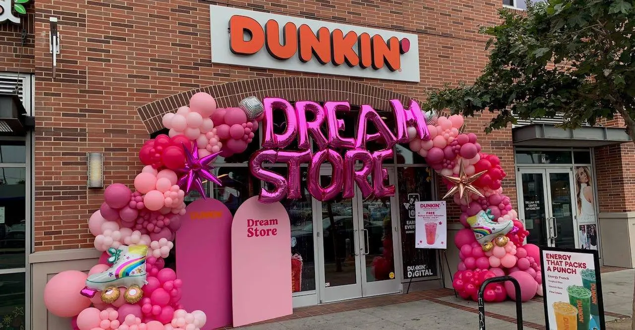 Сеть кофеен Dunkin' представила летнее меню в коллаборации с Barbie.
Причем бренд не ограничился розовым стаканчиком или парой тематических напитков | Сетка — социальная сеть от hh.ru