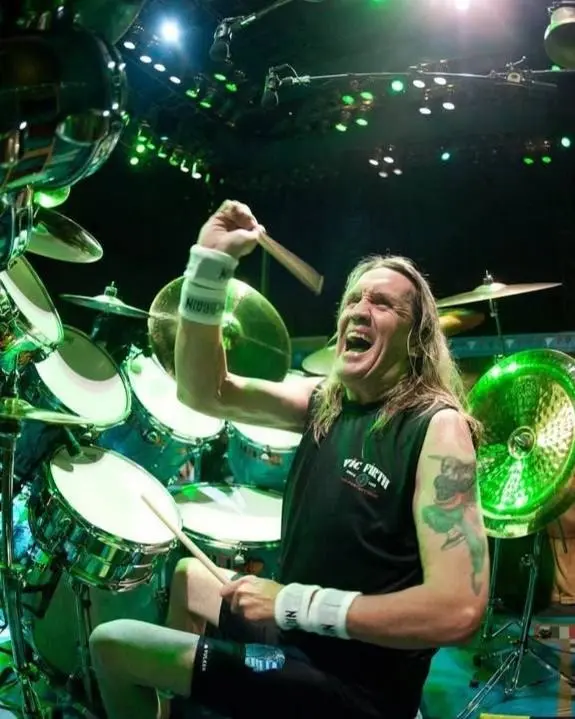 Ровно 74 года назад родился Нико Макбрэйн — живая легенда и пульс Iron Maiden! 🎸🔥
Секрет его культового звучания кроется в анатомии: будучи левшой, Нико играет на праворукой установке | Сетка — социальная сеть от hh.ru