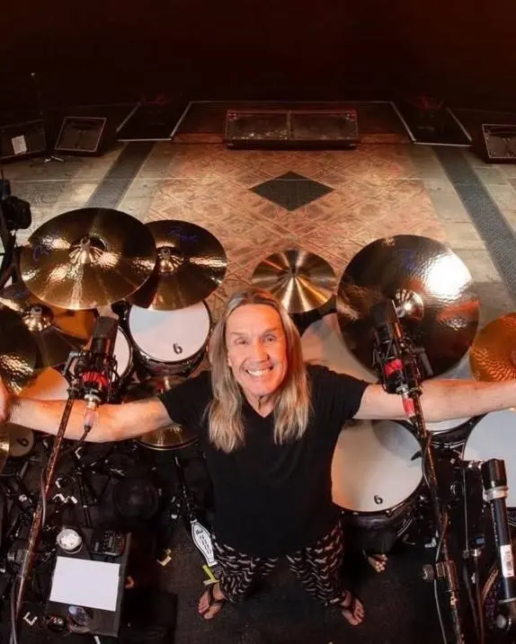 Ровно 74 года назад родился Нико Макбрэйн — живая легенда и пульс Iron Maiden! 🎸🔥
Секрет его культового звучания кроется в анатомии: будучи левшой, Нико играет на праворукой установке | Сетка — социальная сеть от hh.ru