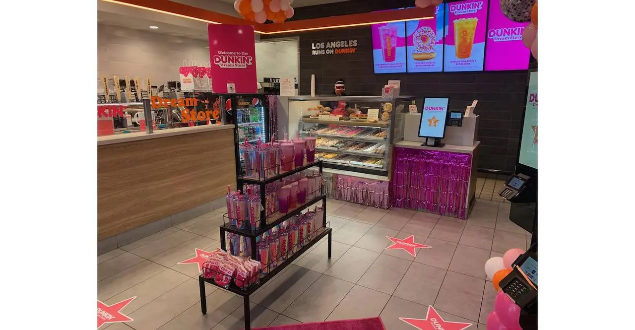 Сеть кофеен Dunkin' представила летнее меню в коллаборации с Barbie.
Причем бренд не ограничился розовым стаканчиком или парой тематических напитков | Сетка — социальная сеть от hh.ru