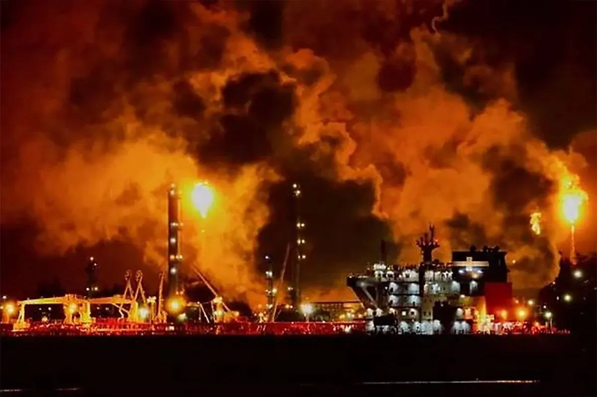 В Омане поврежден нефтяной терминал «Мина аль-Фахаль»
Пятого июня в прибрежных водах Омана, непосредственно в зоне расположения нефтяного хаба «Мина аль-Фахаль», зафиксирован взрыв | Сетка — социальная сеть от hh.ru