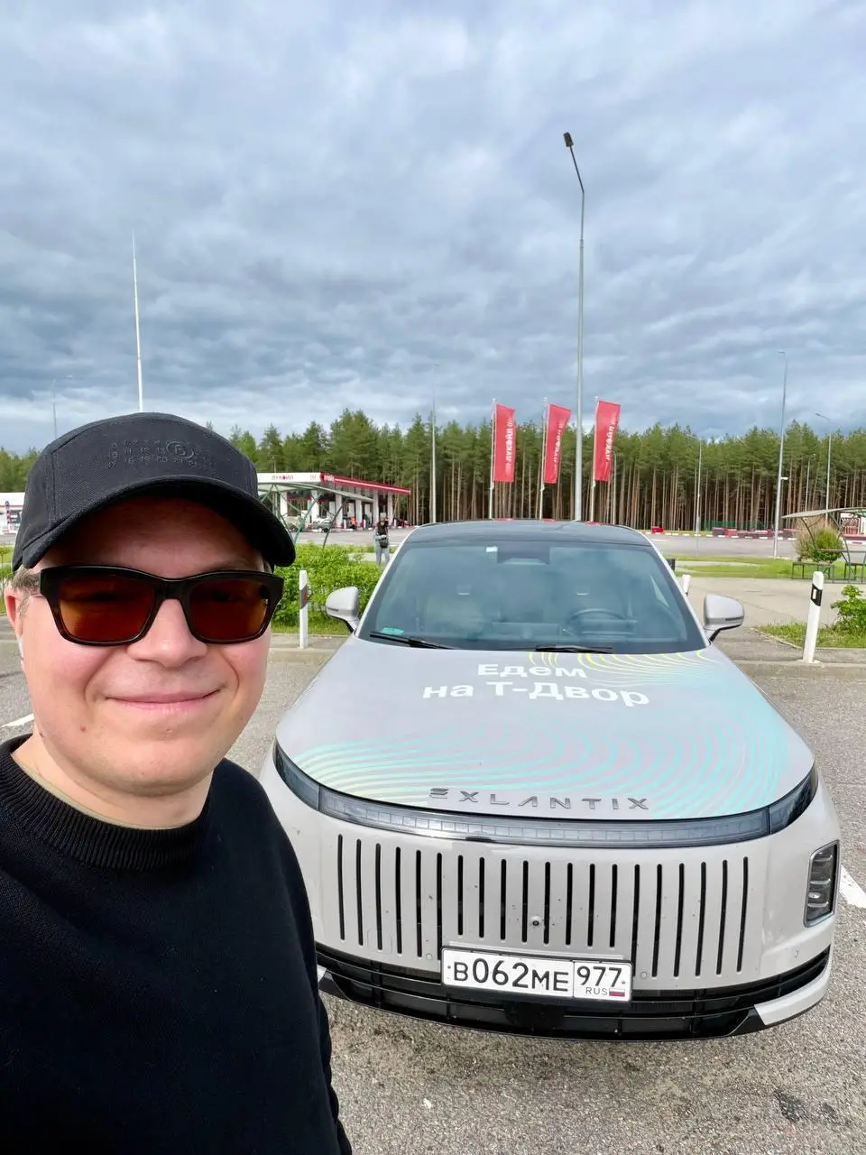 Поставил рекорд, пока ехал в Питер
1 июня я провёл в салоне гибридного кроссовера –
и на нём же въехал в Книгу рекордов России и реестр BRICS Record | Сетка — социальная сеть от hh.ru