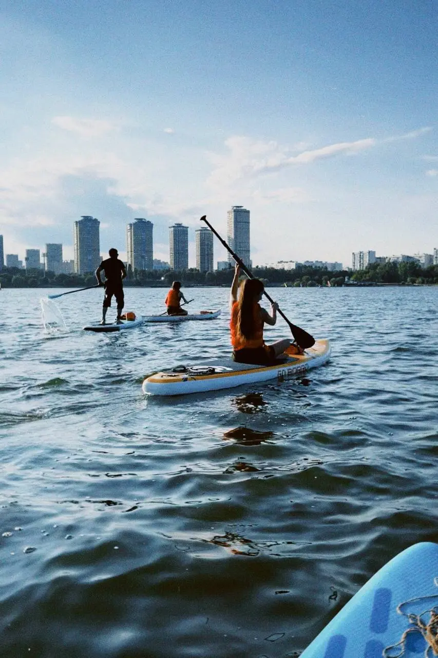🌅 Закатный SUP-заплыв
Поймай самый красивый закат этого лета прямо с SUP-доски ✨
Программа:
🏄‍♀️ SUP-прогулка по живописной Строгинской пойме
🌅 Закат и золотой час на воде
🎶 Музыка и лёгкая атмосфера
... | Сетка — социальная сеть от hh.ru