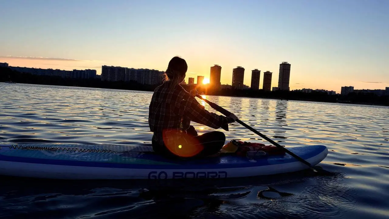 🌅 Закатный SUP-заплыв
Поймай самый красивый закат этого лета прямо с SUP-доски ✨
Программа:
🏄‍♀️ SUP-прогулка по живописной Строгинской пойме
🌅 Закат и золотой час на воде
🎶 Музыка и лёгкая атмосфера
... | Сетка — социальная сеть от hh.ru