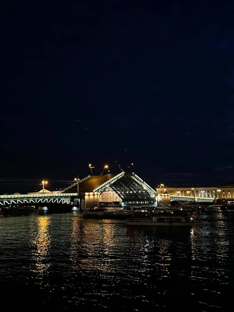 что помимо ПМЭФ?
🛥 покатались на катере по каналам Питера
это было лучшим решением! такой опыт желаю прожить каждому, потому что атмосфера невероятная
бронировали просто через мессенджер, контакты мог... | Сетка — социальная сеть от hh.ru