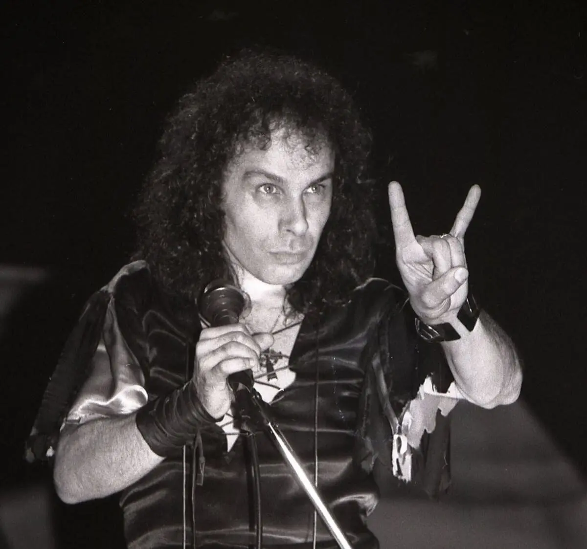 Ронни Джеймс Дио родился 10 июля 1942 года 🎸. Легендарный вокалист, известный по группам Elf, Rainbow, Black Sabbath, Heaven & Hell и своему сольному проекту Dio 🎤 | Сетка — социальная сеть от hh.ru