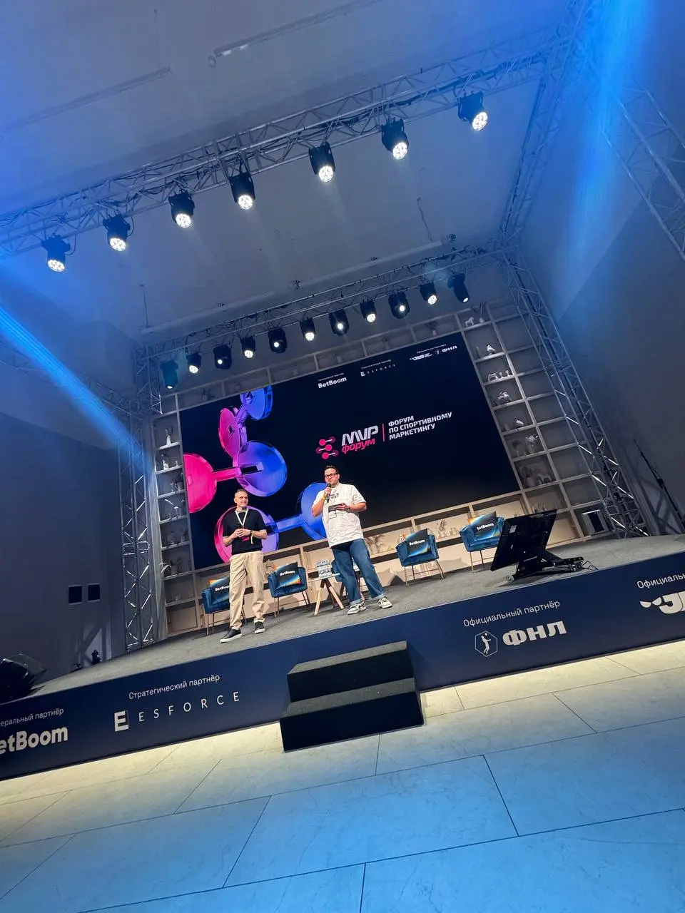Вспомним, что у нас существует канал A LIVE с прямыми трансляциями и проведем лайв с форума по спортивному маркетингу и премии MVP | Сетка — социальная сеть от hh.ru