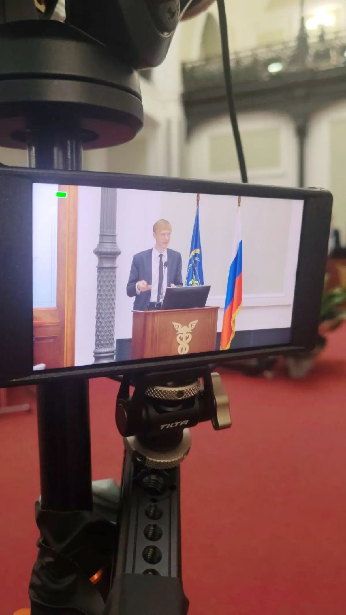 Пост №8
Сегодня снимаем какое-то очень важное собрание в торговой палате.
Одни отчитались, другие похлопали, а мы запечатлели
И похлопали
#деньги #съемка #видео | Сетка — социальная сеть от hh.ru