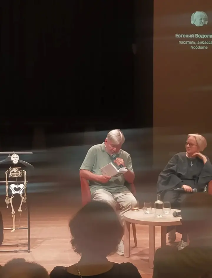 Последнее дело майора Чистова.
Начинаю читать, а пока:
Цитата из книги:
В Москве 2 женщины не поделили мужа. А в Петербурге поделили…
От Евгения Водолазкина:
I | Сетка — социальная сеть от hh.ru
