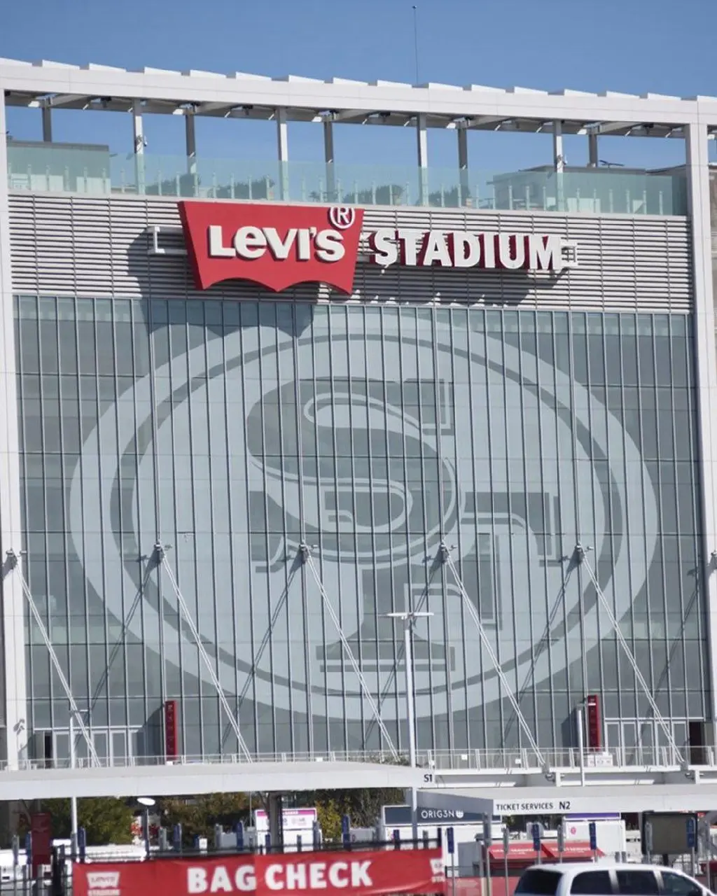 Levi's шикарно потроллили FIFA. Международная федерация футбола запретила использовать коммерческое название стадиона Levi's Stadium, потому что производитель джинсов не заплатил за рекламу | Сетка — социальная сеть от hh.ru