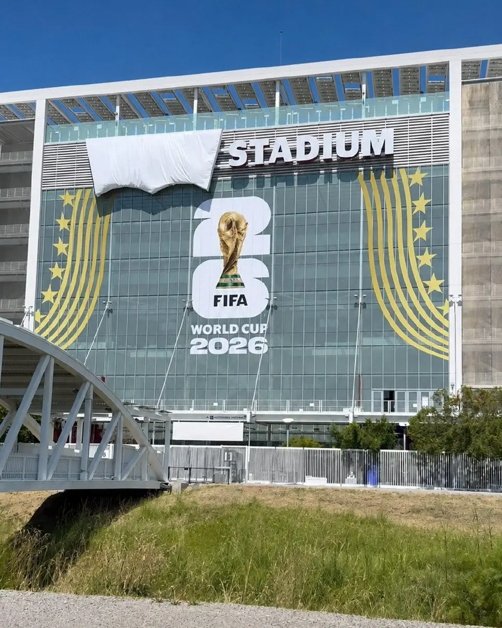 Levi's шикарно потроллили FIFA. Международная федерация футбола запретила использовать коммерческое название стадиона Levi's Stadium, потому что производитель джинсов не заплатил за рекламу | Сетка — социальная сеть от hh.ru