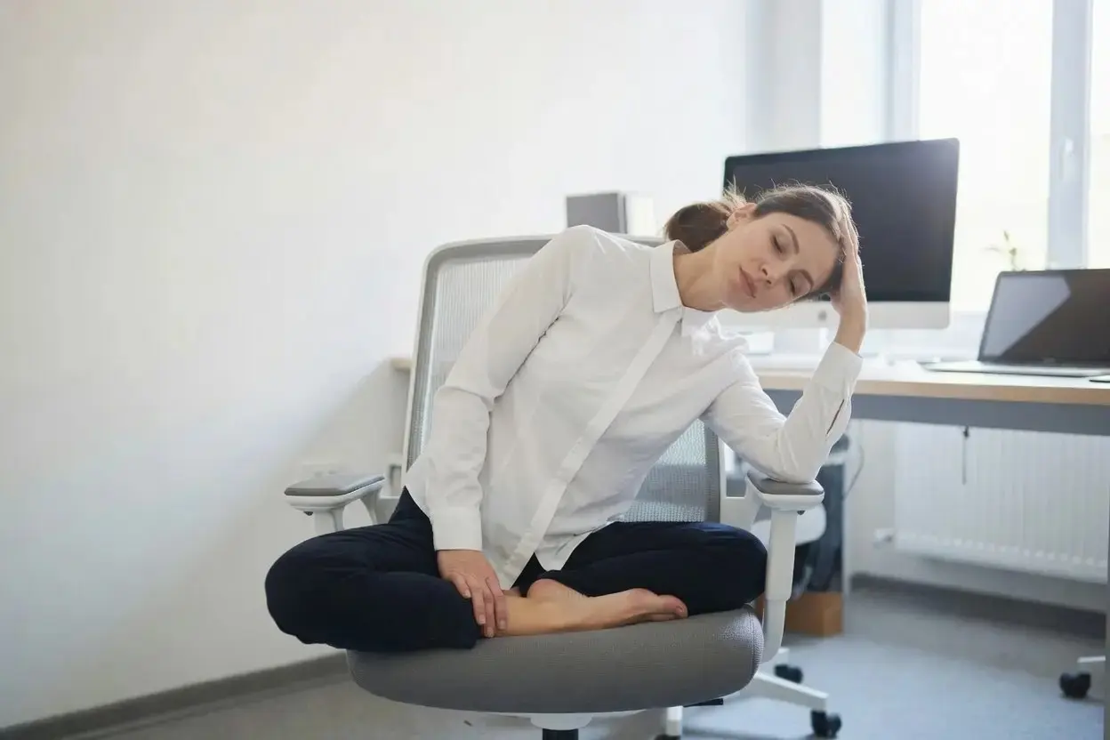🧘‍♀ Йога на стуле: офисная физкультминутка от напряжения и усталости
Если вы проводите за компьютером 8–10 часов в день, то наверняка знакомы с этим состоянием: затёкшая шея, напряжённые плечи, ноющая... | Сетка — социальная сеть от hh.ru
