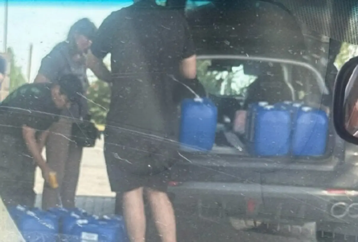 Матвеев Курган, АЗС. Люди приезжают, покупают бенз по 90р за литр аж на 43 тысячи рублей, наполняют 25 канистр и продают в чатах, перекличках Донецка по 250-350 рублей литр | Сетка — социальная сеть от hh.ru