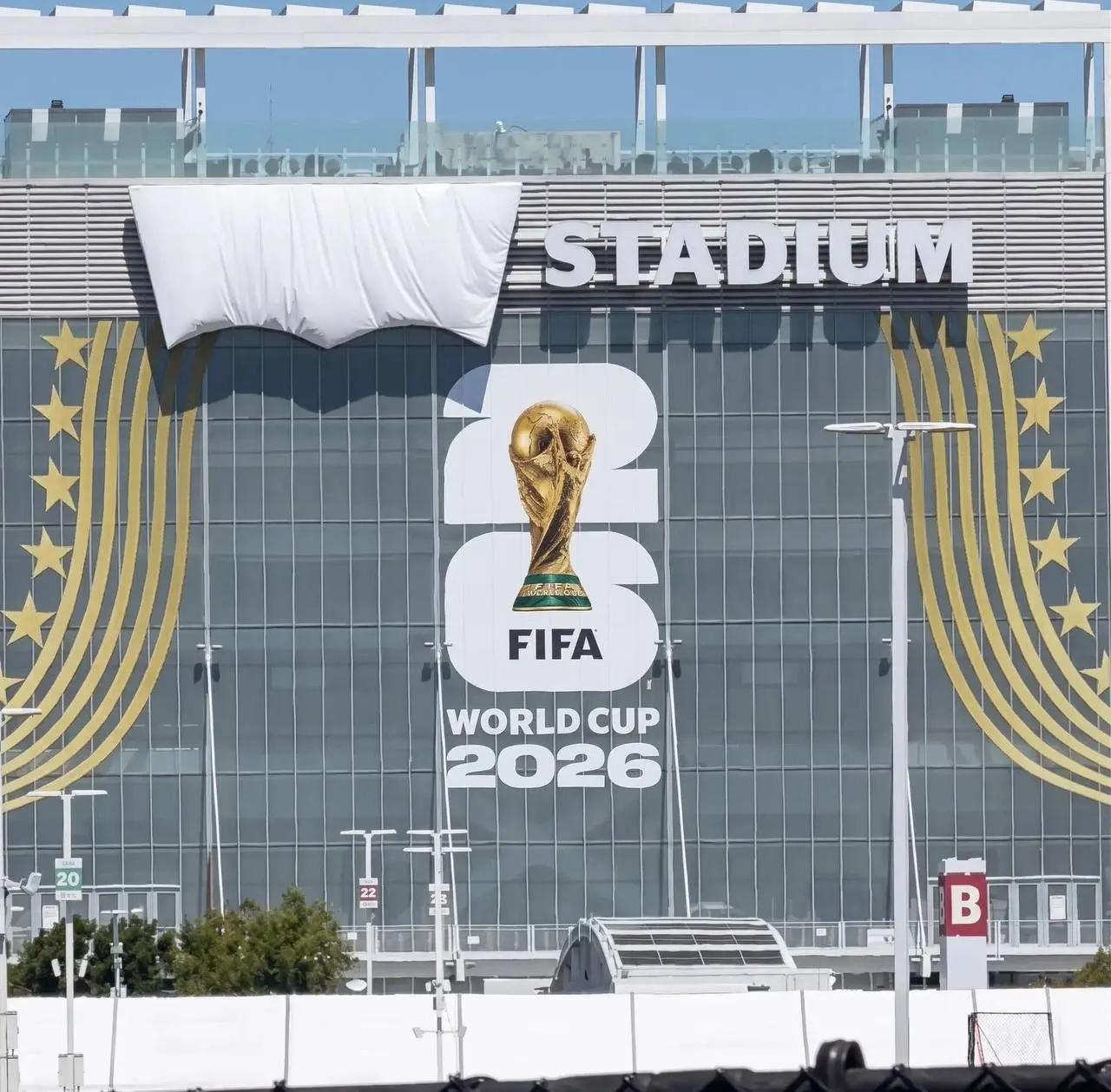 Levi’s превратили запрет FIFA в рекламную кампанию.
Во время чемпионата мира компании, не являющиеся официальными спонсорами турнира, не могут размещать свою символику на стадионах | Сетка — социальная сеть от hh.ru