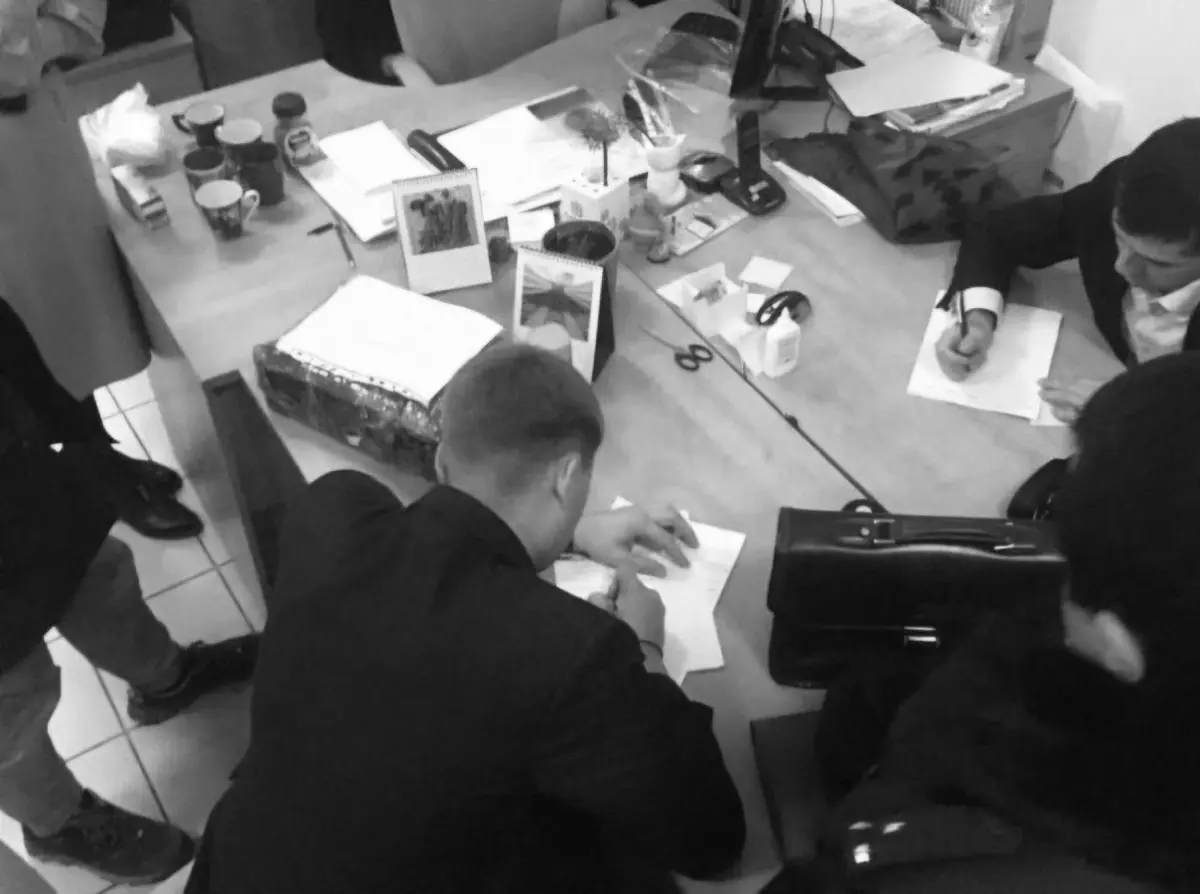 Что делать, если на работе появились люди в погонах и пытаются изъять ваши личные вещи. Инструкция | Сетка — социальная сеть от hh.ru